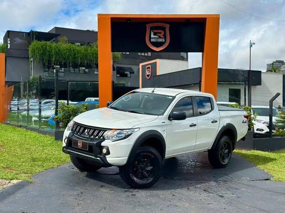 MITSUBISHI L200 TRITON 2.4 16V TURBO DIESEL OUTDOOR GLX CD 4X4 MANUAL MITSUBISHI L200 TRITON 2.4 16V TURBO DIESEL OUTDOOR GLX CD 4X4 MANUAL